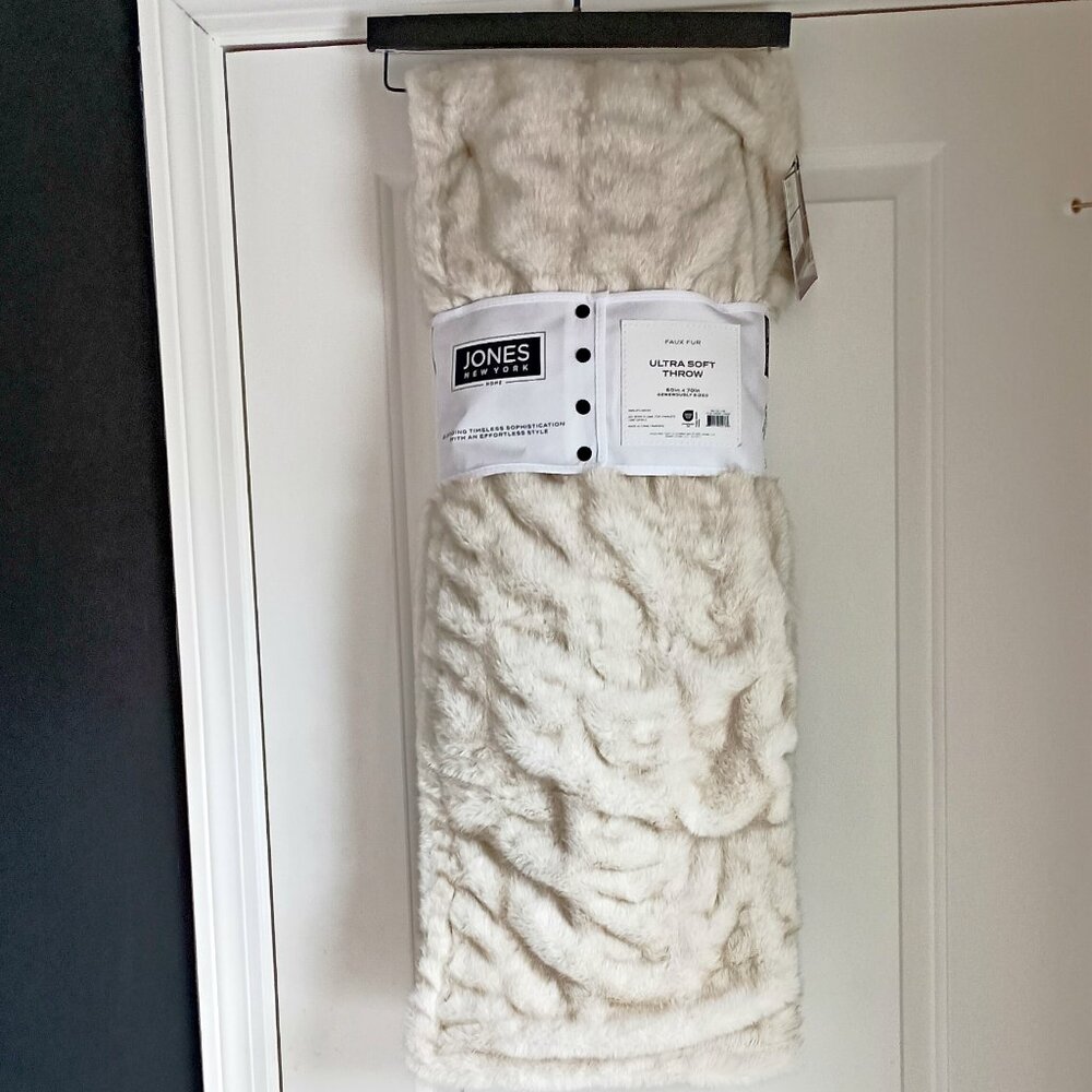 NEW! EXQUISITE RIBBED SOFT PLUSH FAUX FUR THROW BLANKET
